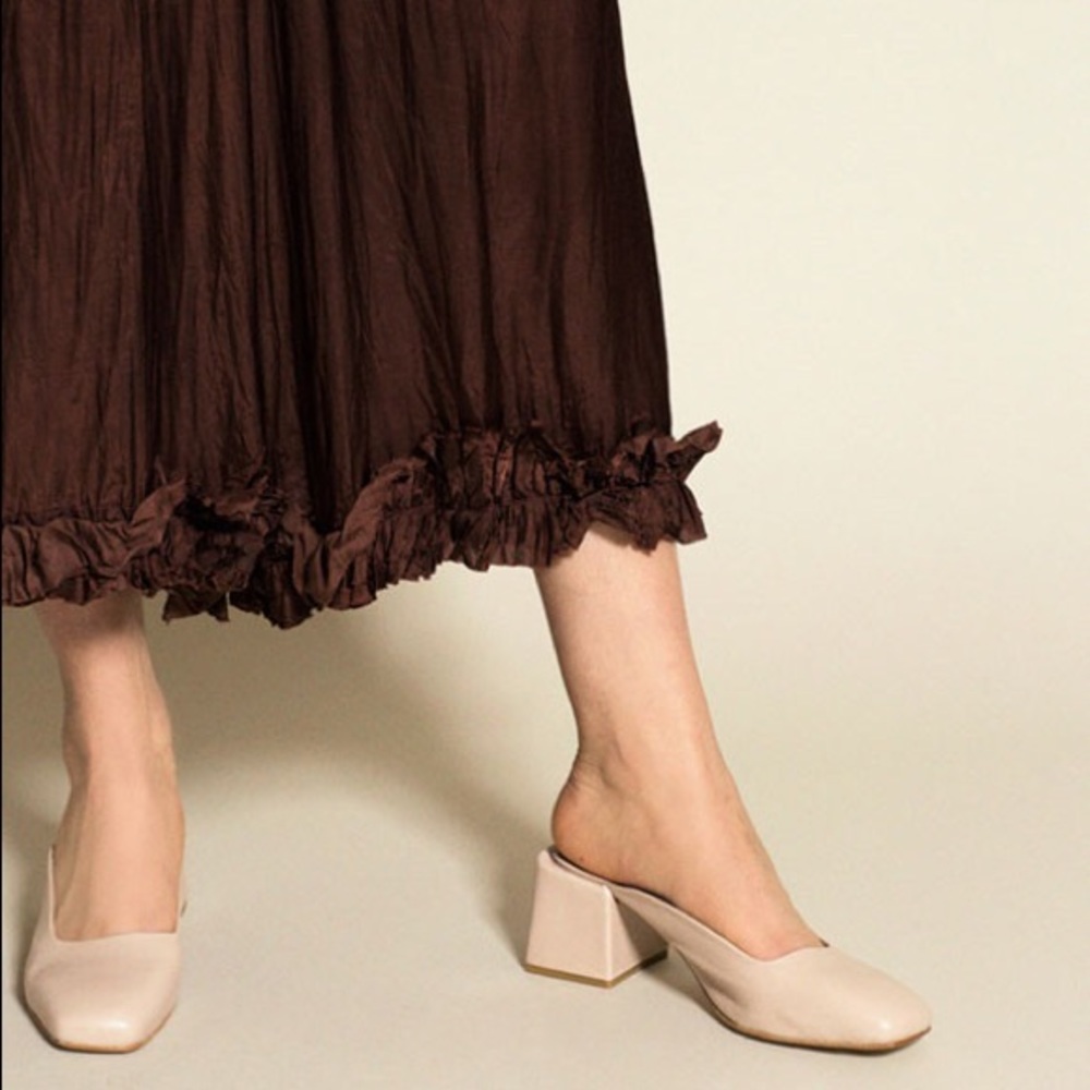 Great condition LOQ Vale slip on heels in beige